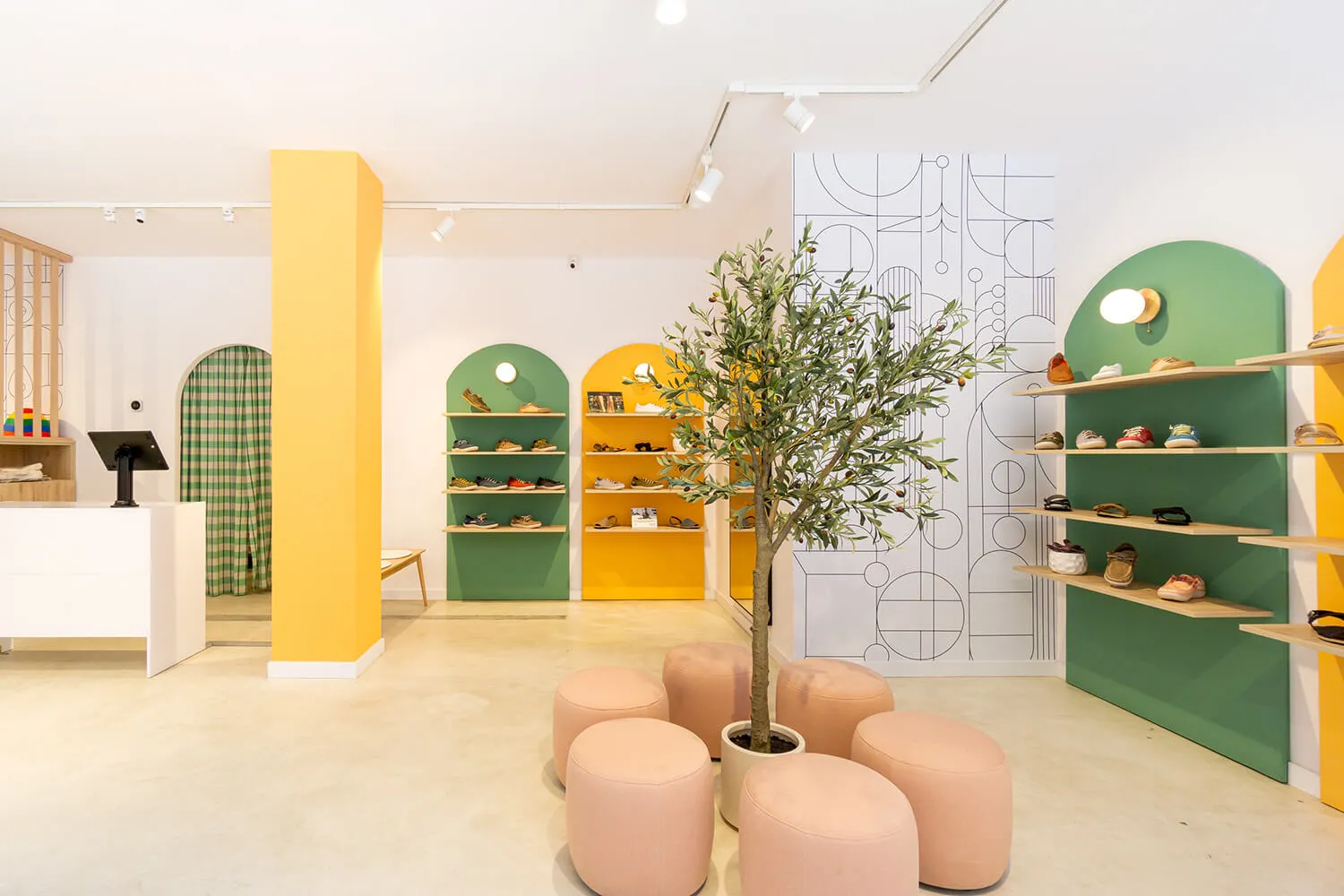 Zapatería Garos · Interiorismo y decoración en local comercial